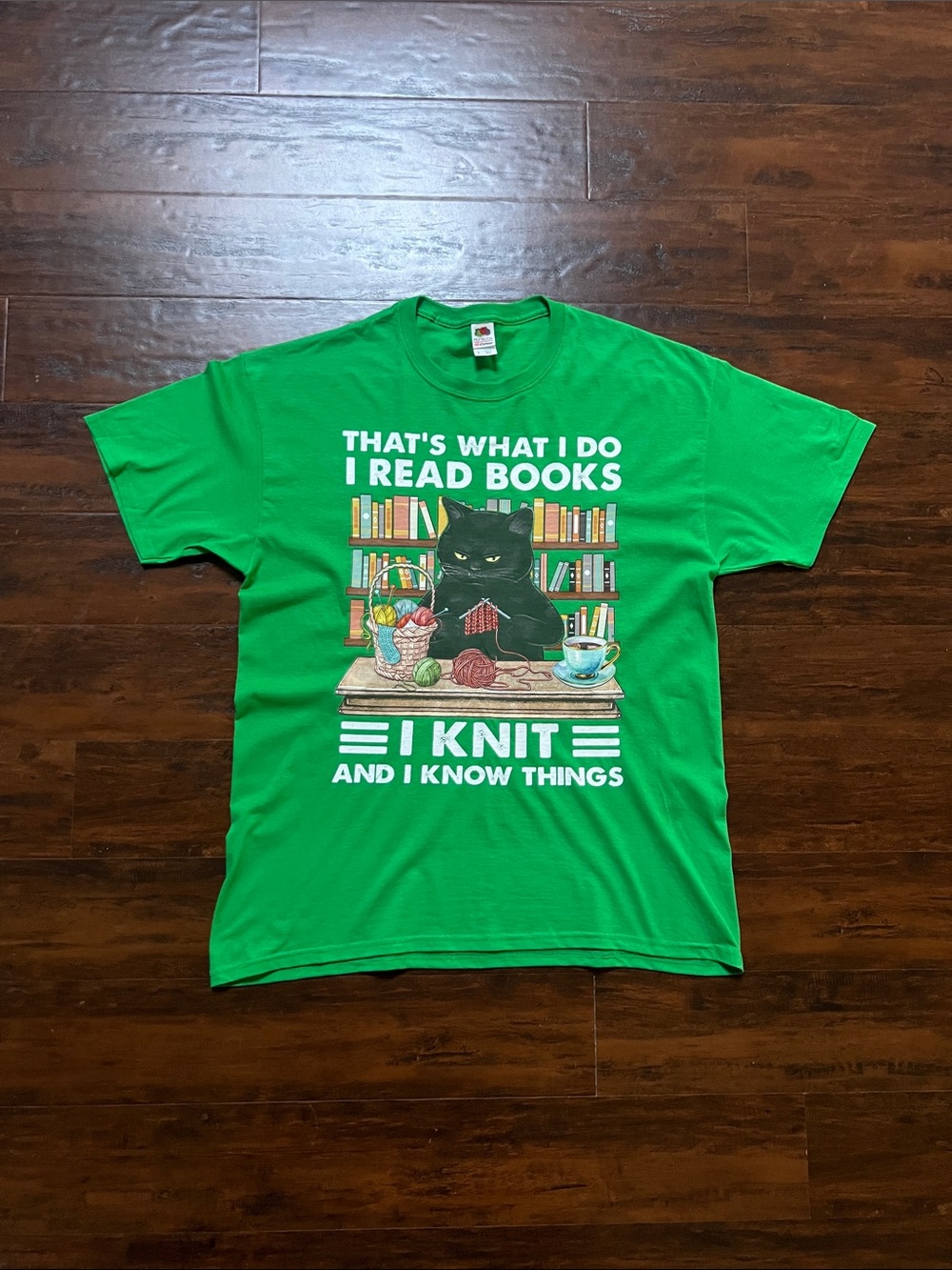 That’s What I Do I Read Books, I Knit, & I Know Things -Green Tee - Adult Large